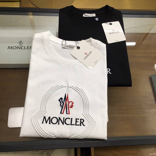 新品P200【Moncle...】 高定面料 250克平纹纯棉 2025春夏专柜新品短袖时尚经典圆领短袖袖口下摆采用无痕设计 时尚单品设计，更加时尚舒适，高标准
