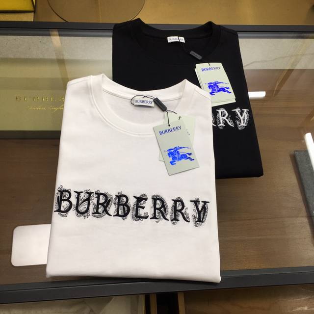 新品P200【Burber..Y】 高定面料 250克平纹纯棉 2025春夏专柜新品短袖时尚经典圆领短袖袖口下摆采用无痕设计 时尚单品设计，更加时尚舒适，高标准