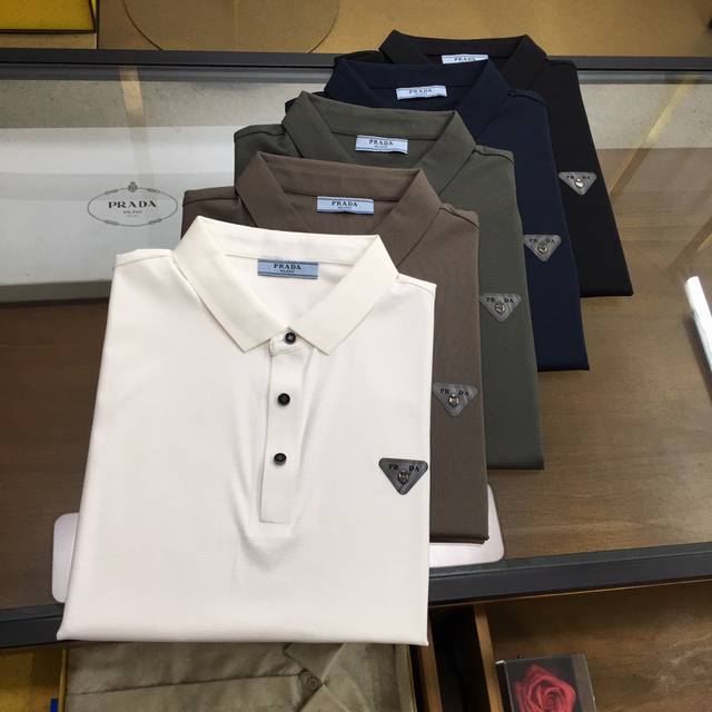 新品P220 【Prad...】高端Polo 2025Ss春夏新品 Go 时尚休闲翻领T恤，甄选优质天丝凉爽面料，无痕切割工艺，胸前密针精致Logo设计标识，客