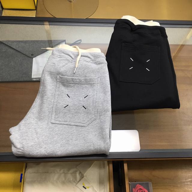 新品休闲裤P330《马吉拉》码数S-Xl 2024Ss秋冬专柜官网同步发售！辅料全部原版定制出品，贸易公司真品订单。高级定制进口面料，以天然植物纖維提炼出来，比