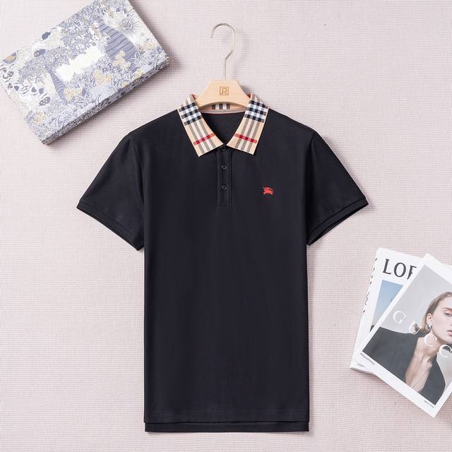 P250 【新品上市】 B家25春夏时装款短袖丝光珠地棉马球Polo衫 甄选光照极好的上等长绒棉花原料，经过百年工坊定织定染而成，极为奢华特殊的材质，面料属性皆