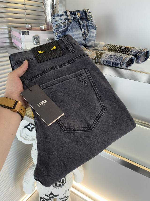 p250 Fendi*芬迪- 2025Ss蛇年春夏贺岁款微跨瘦腿牛仔裤。原单1:1制作，日常必备的完美之选，简单大气亦时尚有型，高端莱赛尔汉麻面料 ，重工洗水工