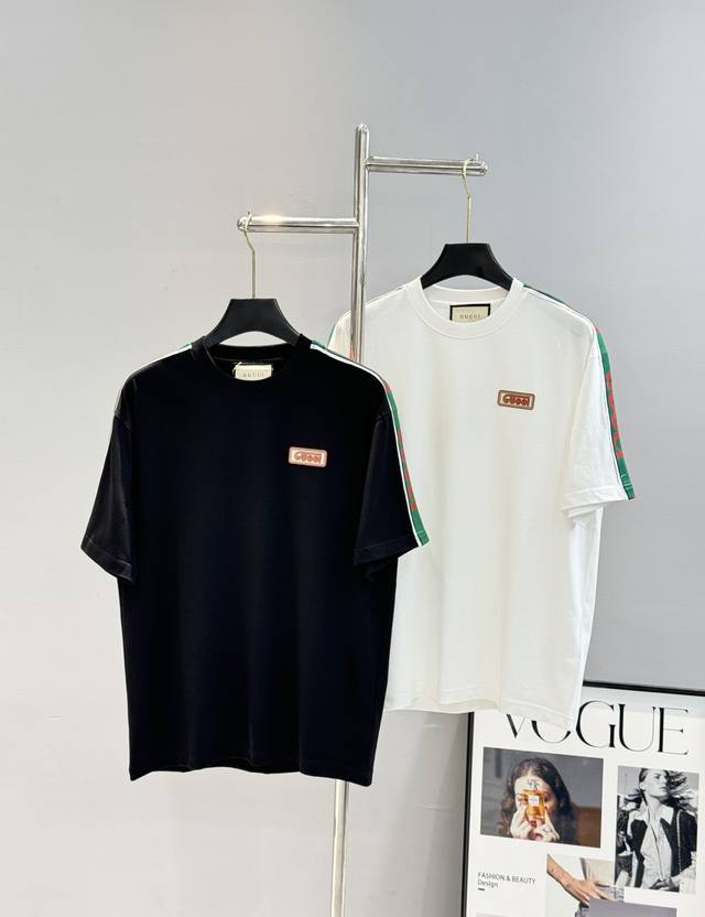 衣服230 裤子230 gucc*25S潮牌T恤.2025新款运动套装.男女同款！休闲运动风格.经典大牌新推系列将条纹Gucc*织带巧妙融入运动装设计，塑就一系