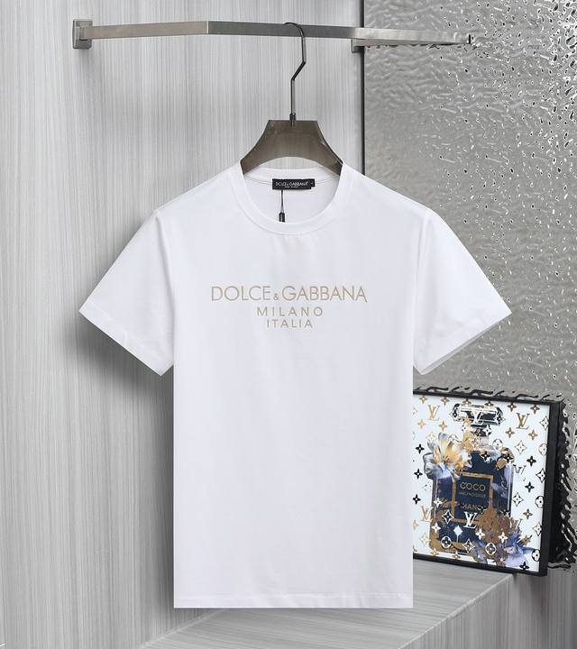 p180 Dg-2025年最新款时尚简约 短袖T恤 简洁细腻的设计和高质细节而闻名，裁剪完美，后标最新英国吊点线技术，更加完美，用料一丝不苟，适合任何场合， 手