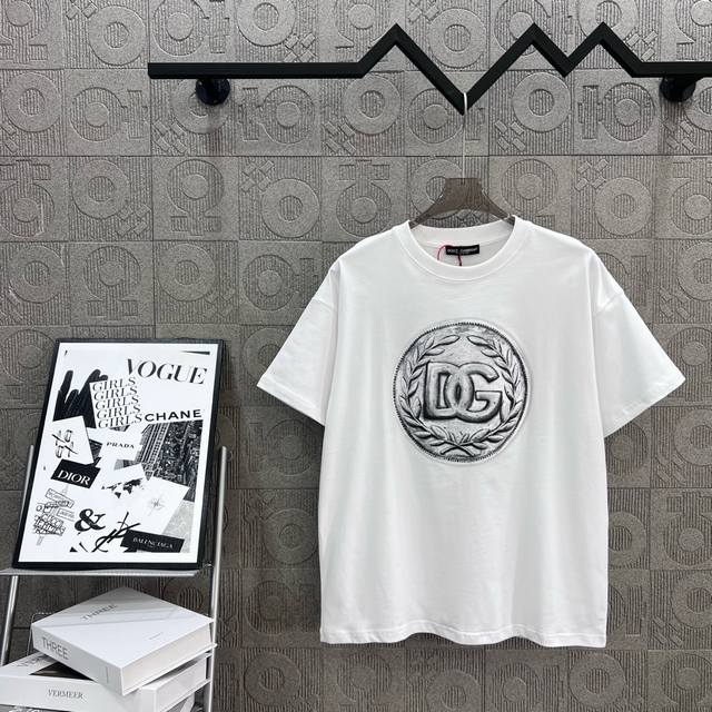 120 dg/杜嘉班纳 Dg字母麦穗徽章印花 logo标识精致升级，灵感源自八十年代复古印花 原版面料 官方同款 定制 同缸染面料 手感非常舒服 春夏最新砖柜同
