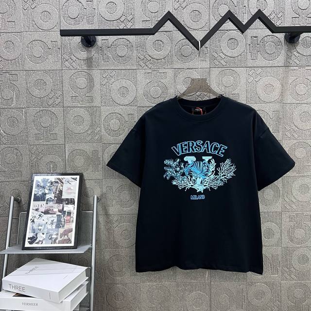 120 versace 范思哲 美杜莎珊瑚印花 logo标识精致升级，灵感源自八十年代复古 原版面料 官方同款 短袖T恤 定制260克同缸染面料 手感非常舒服