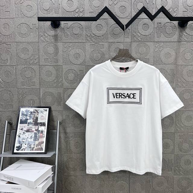 120 versace 范思哲 美杜莎经典字母刺绣 logo标识精致升级，灵感源自八十年代复古 原版面料 官方同款 短袖T恤 定制260克同缸染面料 手感非常舒