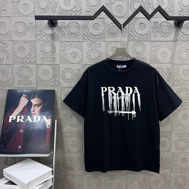 120 prada 普拉达 留苏泼墨字母印花 升级，灵感源自八十年代复古 原版面料 官方同款 短袖T恤 定制 同缸染面料 手感非常舒服 春夏最新砖柜同步 时尚又