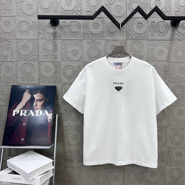 120 prada 普拉达 字母印花 金属三角标 升级，灵感源自八十年代复古 原版面料 官方同款 短袖T恤 定制 同缸染面料 手感非常舒服 春夏最新砖柜同步 时