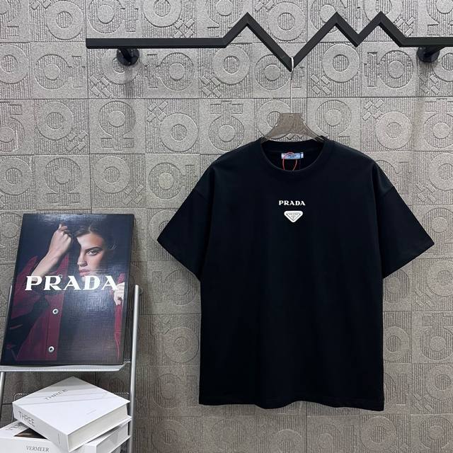 120 prada 普拉达 字母印花 金属三角标 升级，灵感源自八十年代复古 原版面料 官方同款 短袖T恤 定制 同缸染面料 手感非常舒服 春夏最新砖柜同步 时