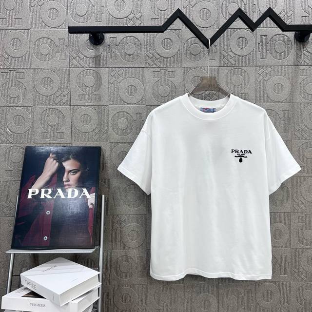 120 prada 普拉达 小字母 立体胶印 升级，灵感源自八十年代复古 原版面料 官方同款 短袖T恤 定制 同缸染面料 手感非常舒服 春夏最新砖柜同步 时尚又