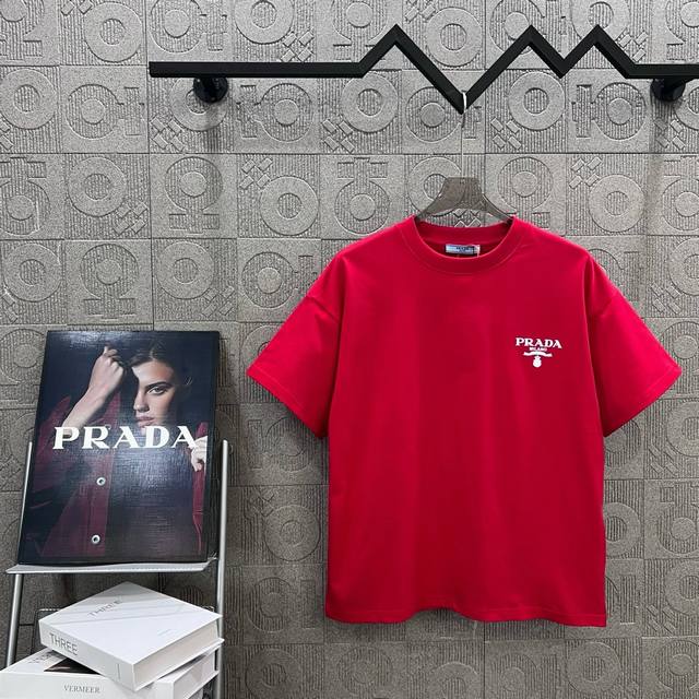 120 prada 普拉达 小字母 立体胶印 升级，灵感源自八十年代复古 原版面料 官方同款 短袖T恤 定制 同缸染面料 手感非常舒服 春夏最新砖柜同步 时尚又