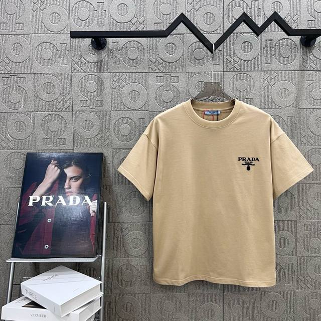 120 prada 普拉达 小字母 立体胶印 升级，灵感源自八十年代复古 原版面料 官方同款 短袖T恤 定制 同缸染面料 手感非常舒服 春夏最新砖柜同步 时尚又