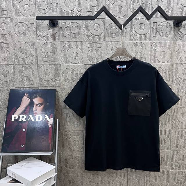 120 prada 普拉达 拉链口袋三角标Logo 标识进口机绣 灵感源自八十年代复古 原版面料 官方同款 短袖T恤 定制260克同缸染面料 手感非常舒服 春夏