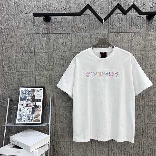 120 Givenchy 纪梵希 彩色镂空字母刺绣 logo标识精致升级，灵感源自八十年代复古 原版面料 官方同款 短袖T恤 定制260克同缸染面料 手感非常舒