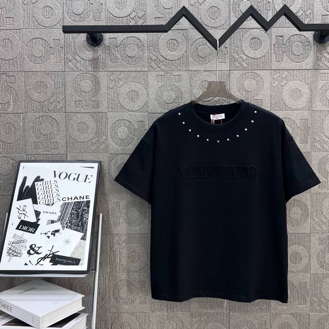 120 valentno 华伦天奴 柳钉 凹凸字母压花 logo经典识标 精致升级，灵感源自八十年代复古 原版面料 官方同款 短袖T恤 定制260克同缸染面料