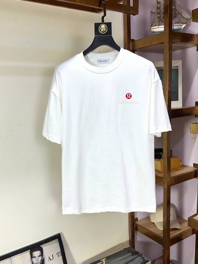 p210 Lululemon 顶级时尚圆领短袖高级无痕定制高级定制百搭款式 任何人都可以轻松驾驭 面料全订制工艺 胸前奢华经典品牌最新Logo设计，非常显档次懂