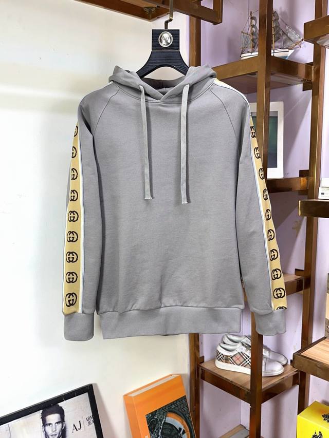 p290 Gucci 古奇 秋季经典连帽卫衣！ 经典永不过时 细看工艺采用皮绣的工艺呈现，时尚潮流而显高档 略微宽松的版型.领口微微贴合颈部 时尚潮流 不管单穿