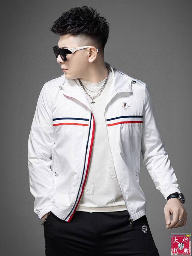 p260 Moncler 蒙口 新款时尚高端男款，经典爆款夹克保暖推荐！男士外套，时尚休闲外套夹克 ，高织超细腻的高科技爽滑复合布材质，面料的质感很高档细腻，档