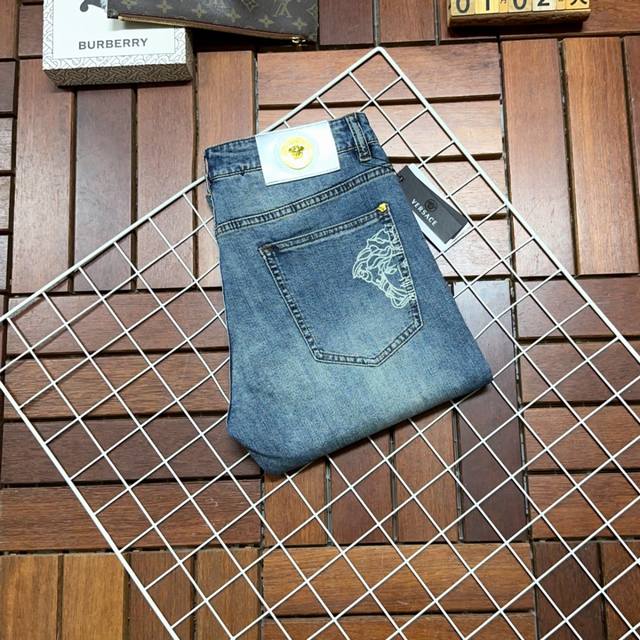 p260 Versace 范思哲 新款新品 专柜有售 实体店极品牛仔裤专柜原版1:1好货，适合各个年龄段。市场最高版本的欧洲进口面料。舒适柔软亲肤，上身效果超级