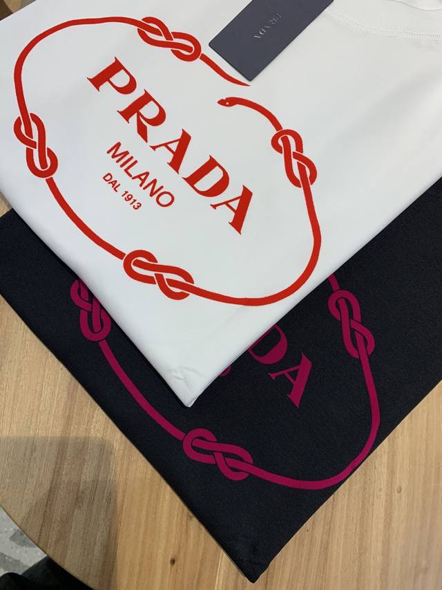 P200普拉达 Prad. 高定面料 250克纯棉 2025蛇年春夏专柜新品短袖时尚经典圆领短袖袖口下摆采用无痕设计 时尚单品设计，更加时尚舒适，高标准定制，上