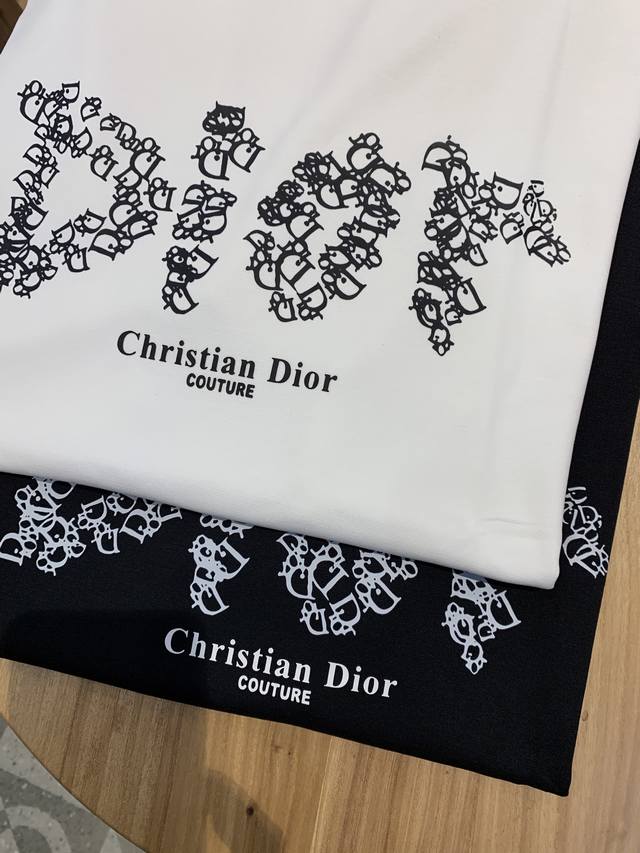 P200迪奥 Dio高定面料 250克纯棉 2025蛇年春夏专柜新品短袖时尚经典圆领短袖袖口下摆采用无痕设计 时尚单品设计，更加时尚舒适，高标准定制，上身非常有