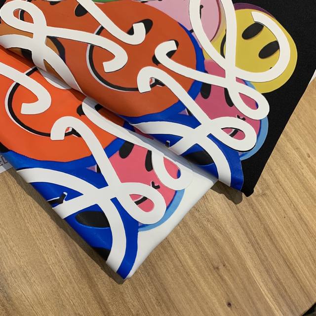 P200罗意威 Loewe. 高定面料 250克纯棉 2025蛇年春夏专柜新品短袖时尚经典圆领短袖袖口下摆采用无痕设计 时尚单品设计，更加时尚舒适，高标准定制，