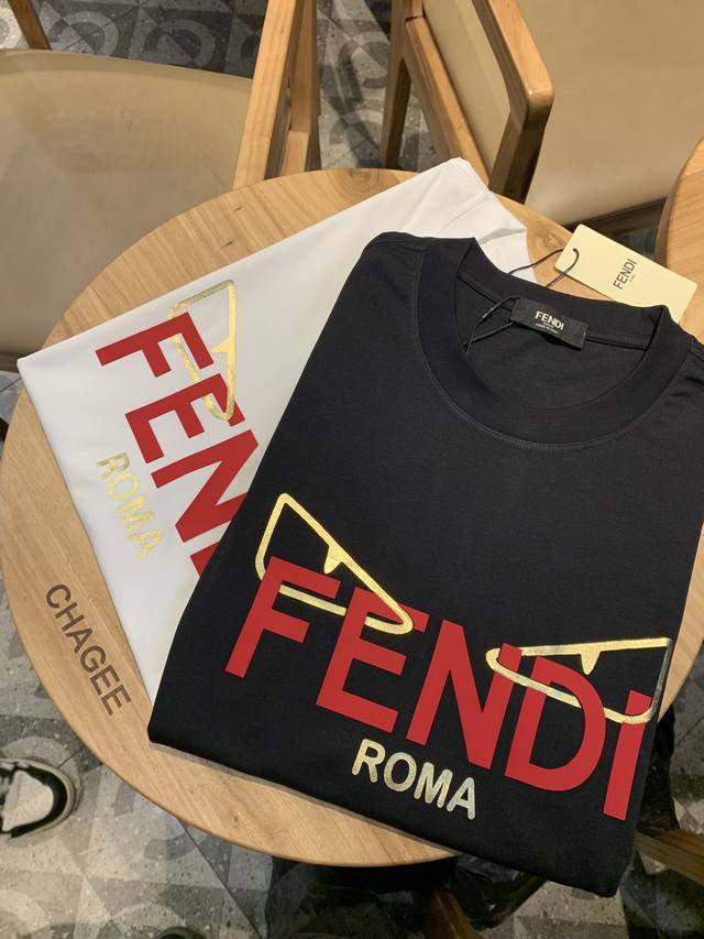 P200芬迪 Fend. 高定面料 250克纯棉 2025蛇年春夏专柜新品短袖时尚经典圆领短袖袖口下摆采用无痕设计 时尚单品设计，更加时尚舒适，高标准定制，上身