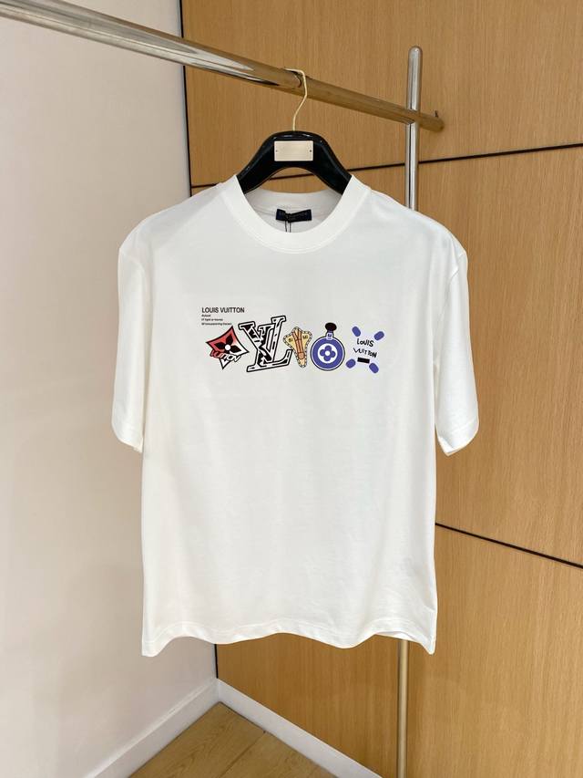 p100 Lv 2025新款经典圆领短袖，时尚百搭经典元素打造精致工艺专柜面料，顶级元素融合打造，经典短袖，潮男时尚，无论是上身舒适度还是都是无可比拟的存在，男