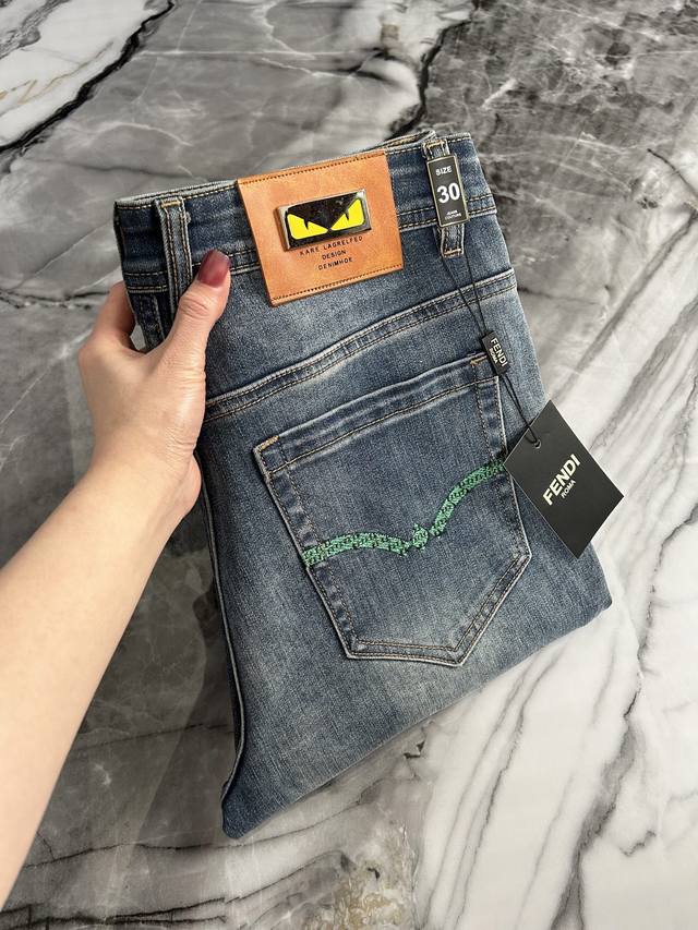 p250 Fendi/芬迪 2025春夏欧洲专柜新款 超A代购级别海外贸易公司订单货源，顶级原单高端男士定制时尚小直筒牛仔裤。 25Ss春夏Fd家柜台最新推出，