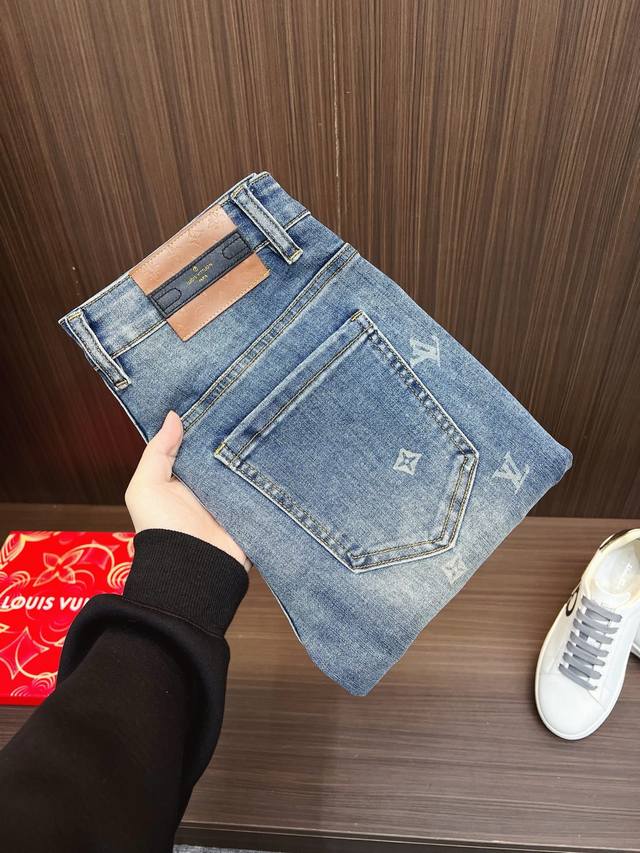 p250 【 L V 】 2025新品 专柜有售 实体店极品牛仔裤专柜原版1:1好货，适合各个年龄段。市场最高版本的欧洲进口面料。舒适柔软亲肤，上身效果超级棒时