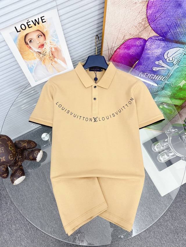 p210 Lv 2025 夏季新款男士翻领Polo衫，解锁意式优雅。领口设计是整件短袖的点睛之笔，简约线条勾勒出利落造型，标志性品牌Logo以精致的刺绣工艺呈现