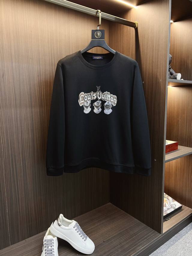 p220 Lv 2025新春 新款设计感卫衣 官网同步！这款T恤极简主义设计和精美细节于一身。Oversize饰边引人联想蒂罗尔着装细节，召唤摩登新意，造就不同