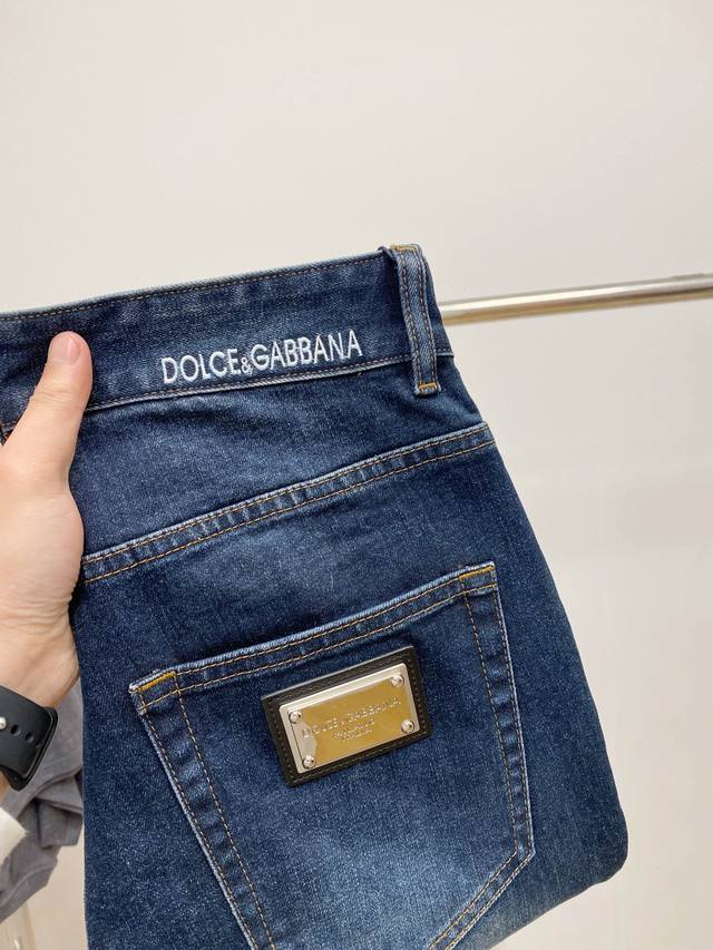p230 Dg杜嘉版纳 最新品，专柜同步有售，原单狠货，水洗休闲牛仔裤，进口原版水洗弹力面料，舒适有弹性，原版五金辅料装饰Logo，版型超正，档次极高，专柜品质