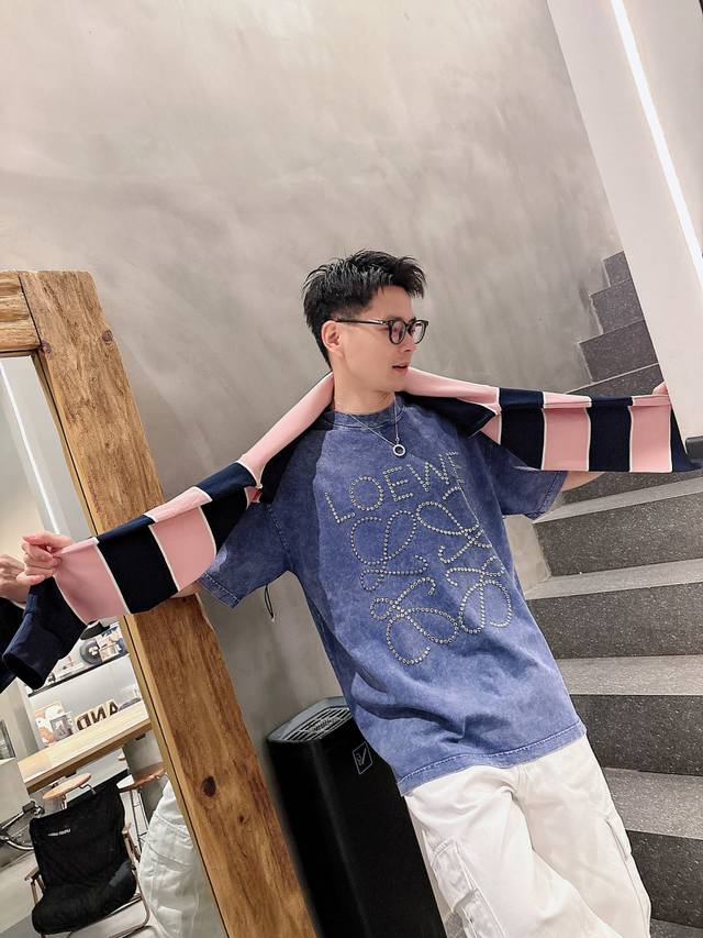 170 loe25Ss春夏新款 Logo烫钻短袖 轻奢主义 男女日常通勤穿搭必备单品 正确版本 欢迎对比 详细特征 · 280克100% 纯棉双纱汗布面料 ·