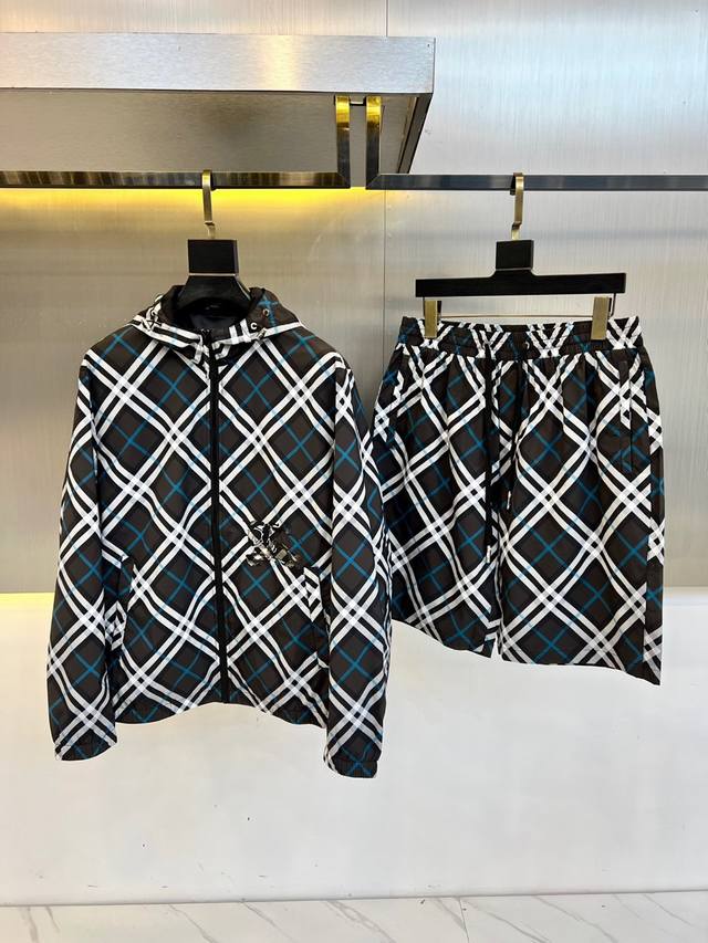 主推P530 Bur巴宝莉、2025Fw春夏男士连帽设计夹克+配短裤套装，休闲日常穿搭单品！上身修饰身形、面料将时装美学和新都市商务休闲概念完美融合，不同风格任