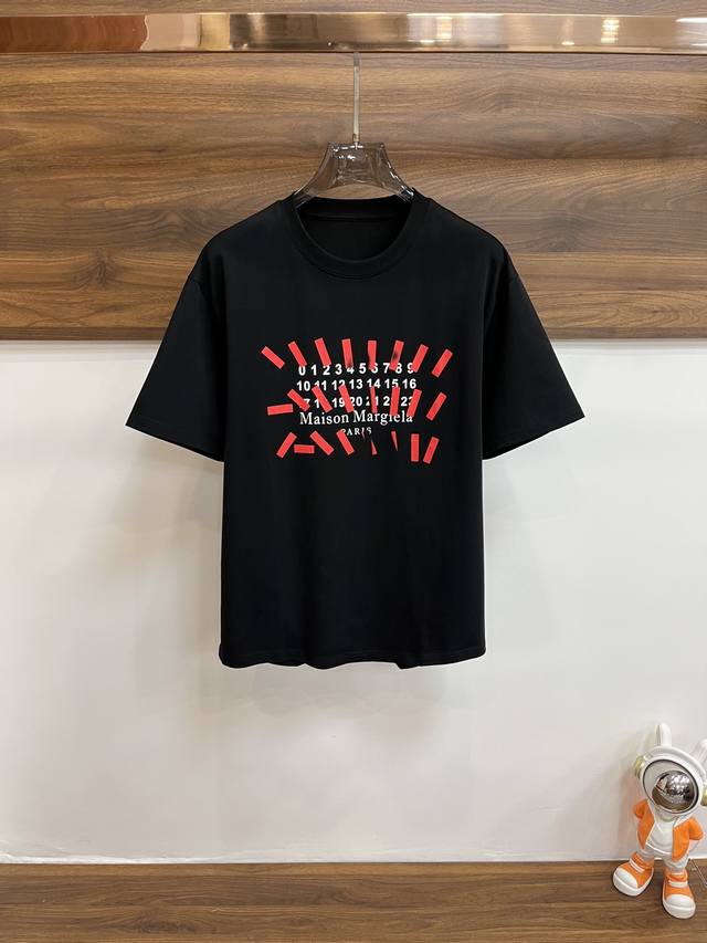 主推P270 马吉拉 独家专供秋季新款时尚休闲圆领短袖，高密度320克纯棉面料，高级密针刺绣、高端欧版原单T恤，潮流时尚休闲半袖 透气舒适度高，细节无可挑剔，品