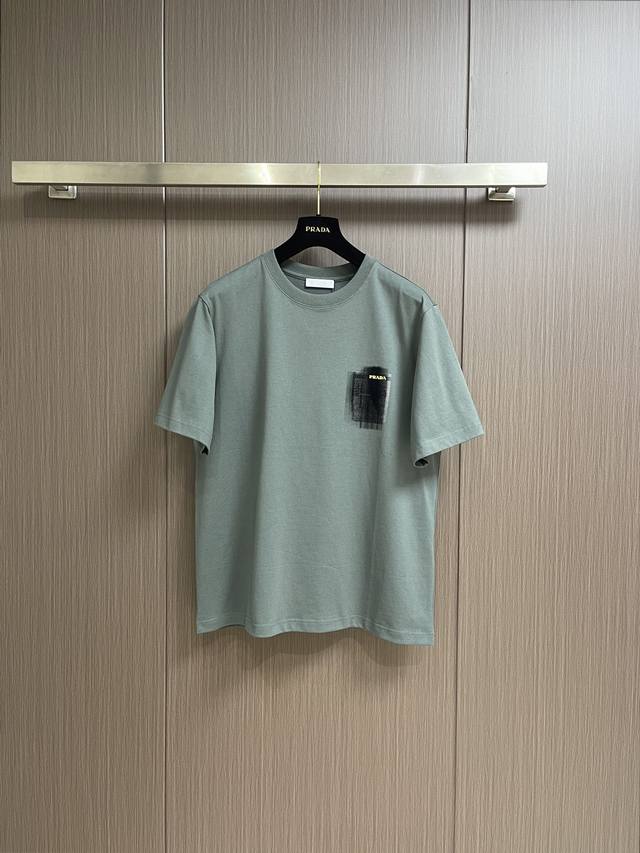 260 prada 2024Ss早春字母棉质圆领套头短袖T恤，男女同款印花压字母徽标休闲百搭短袖衫！限量级高奢单品男女必入推荐！客供进口100％纯棉面料制作而成