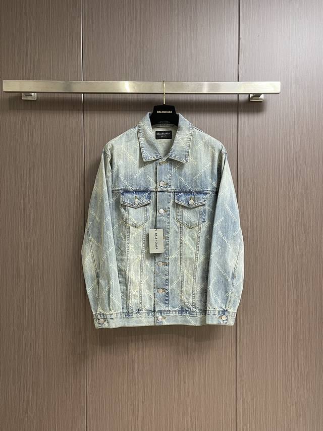550 balenciaga满印牛仔外套，面料是由全棉竹节牛仔布，面料质地厚实，竹节纱多而突出，有较好的洗水效果。透气性好，吸湿性强，穿着舒适。布料再进行烧花、