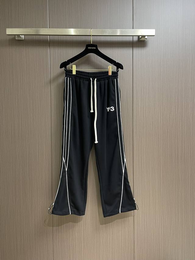 上衣270 裤子310 y3 2025Ss早春新款撞色圆领卫衣直筒休闲裤套装，采用客供面料，线条标识彰显品牌特征，腰部抽身设计随意调节大小，针脚非常细密只有进口