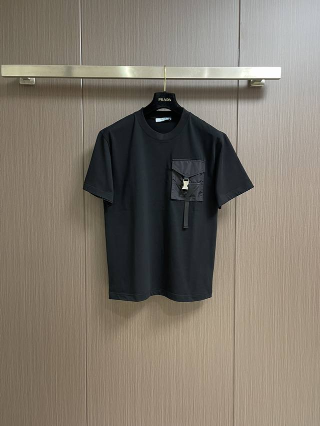 210 prada 2025Ss早春新款尼龙拼接口袋款短袖T恤，尼龙嵌饰，呈现简约格调，表达出现代和科技意义，衣身胸前的口袋装饰配色防水标志性面料搭配涂珐琅三角