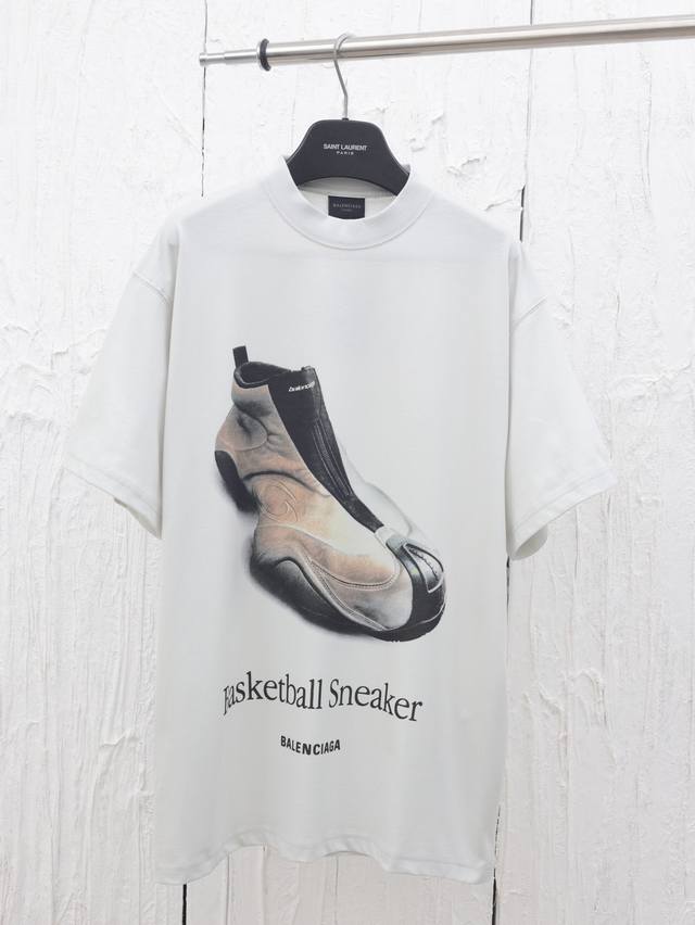 p170 balenciaga*/巴黎25春夏新款波鞋印花短袖T恤 采用21支精梳赛络纺纱，对板定织加密加厚单面布，无尘烧毛加食毛工艺，洗后无毛绒。洗后克重23