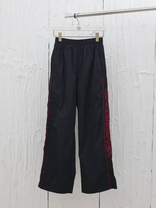 p300 balenciaga*/巴黎25新款Lion Ub曼联运动长裤 采用进口田岛机万针刺绣线型采用进口高士线字母图案勾勒设计清晰人工精准 选用定制尼龙面料