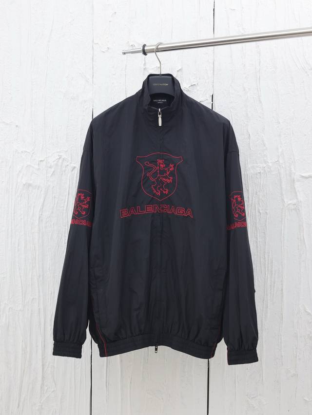 p360 balenciaga*/巴黎25新款Lion Ub曼联运动冲锋衣外套 采用进口田岛机万针刺绣线型采用进口高士线字母图案勾勒设计清晰人工精准 选用定制尼