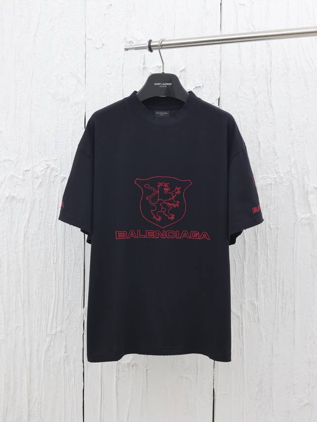 p180 balenciaga*/巴黎25新款曼联盾牌刺绣字母短袖T恤 面料采用巴黎Zp定织定染全棉双纱紧密棉.克重260克，布面干净.布纹清晰.柔软舒适.色牢