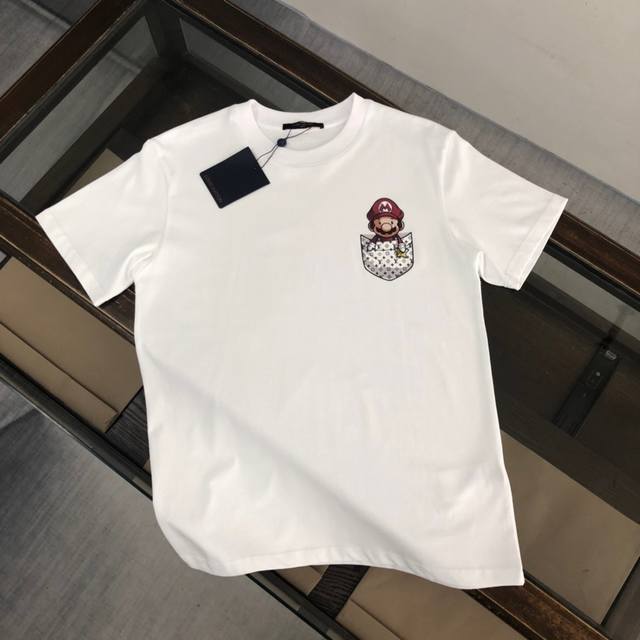 p120 Lv 24Ss夏季新款圆领短袖T恤！270克重磅高端纯棉面料，手感质感都极完美！修身裁剪设计干净利落！时尚又好看！走线做工非常精致！版型效果超赞！而且