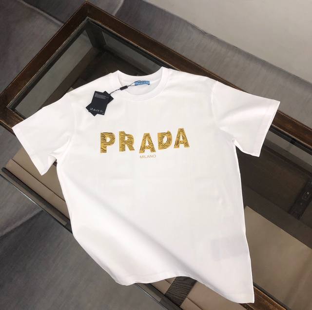 p120 Prada 24Ss夏季新款圆领短袖T恤！270克重磅高端纯棉面料，手感质感都极完美！修身裁剪设计干净利落！时尚又好看！走线做工非常精致！版型效果超赞