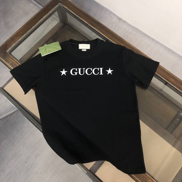 p120 Gucci 24Ss夏季新款圆领短袖T恤！270克重磅高端纯棉面料，手感质感都极完美！修身裁剪设计干净利落！时尚又好看！走线做工非常精致！版型效果超赞