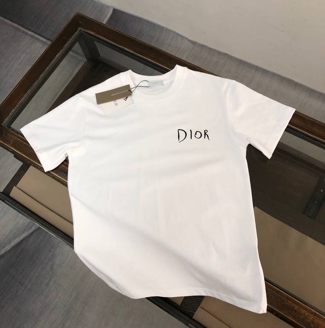 p120 Dior 24Ss夏季新款圆领短袖T恤！270克重磅高端纯棉面料，手感质感都极完美！修身裁剪设计干净利落！时尚又好看！走线做工非常精致！版型效果超赞！