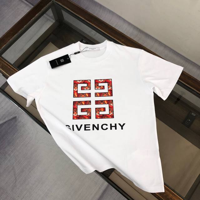 p120 Givenchy 纪梵希 最新款情侣款短袖T恤～品牌顶级Logo重工艺设计～面料上身舒适透气，不僵硬，修身的剪裁，采用高定定制纯棉面料！上身舒适有型，
